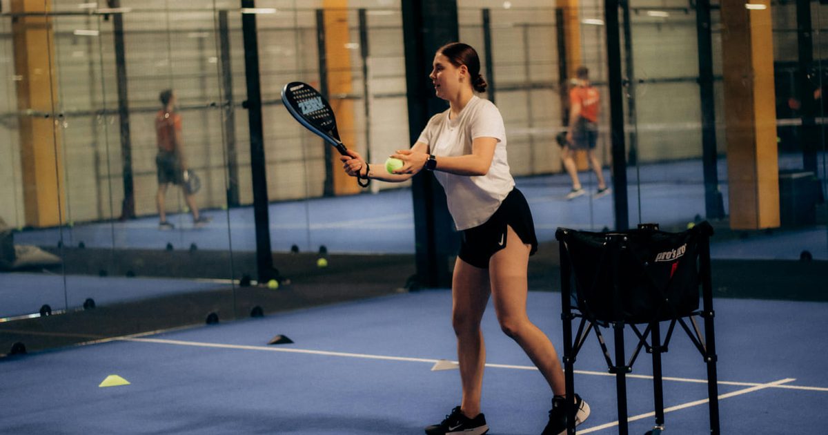 Pádel o tenis: diferencias reales y por qué es más fácil empezar en pádel