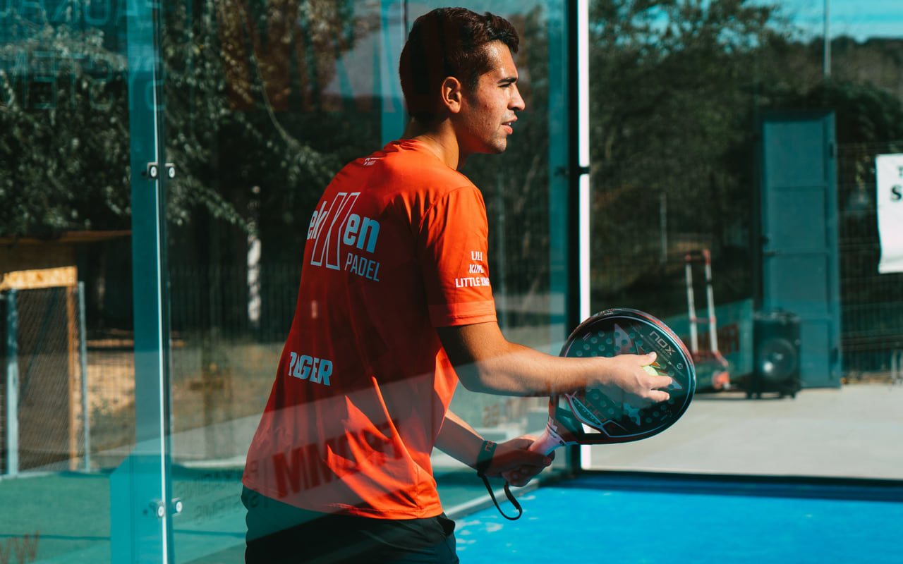 The lob starts with an early turn and a low racket under the ball